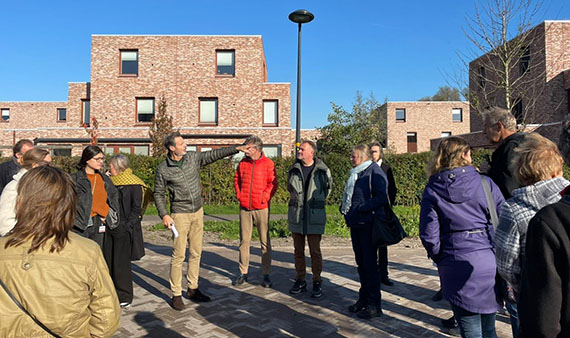 Statenleden krijgen uitleg bij een project waar bouwen en natuur samengaan